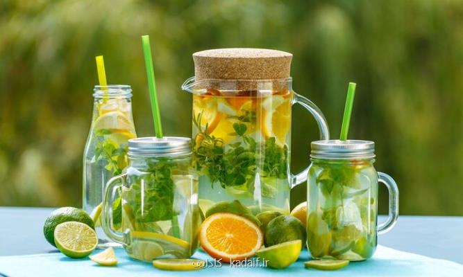نوشیدن آب های طعم دار در تابستان داغ