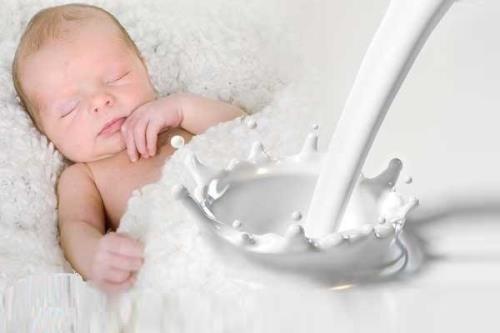 شیر مادر میکروب های سالم تری را برای نوزادان تأمین می کند