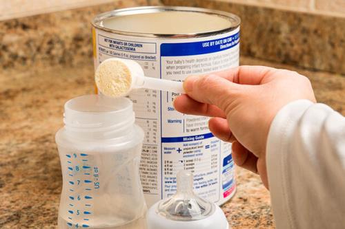 سهم هر نوزاد زیر 2 سال 20 قوطی شیرخشک