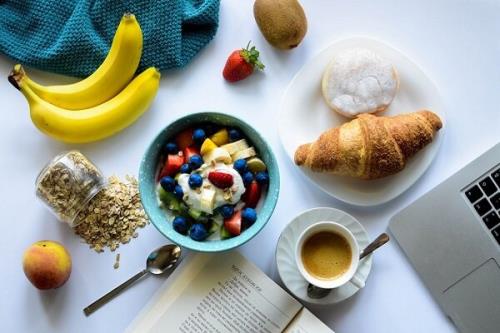 کیک و بیسکوئیت به عنوان وعده صبحانه، برای خردسالان ارزش غذایی ندارد